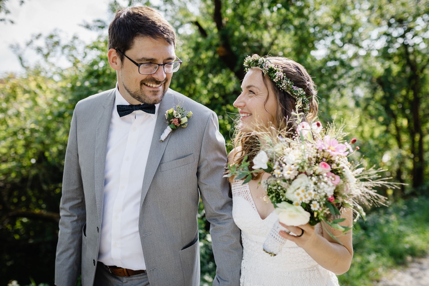 Hochzeit im Restaurant Zum Fliegerbauer, Passau, Paarshooting, das Brautpaar läuft und lächelt sich an