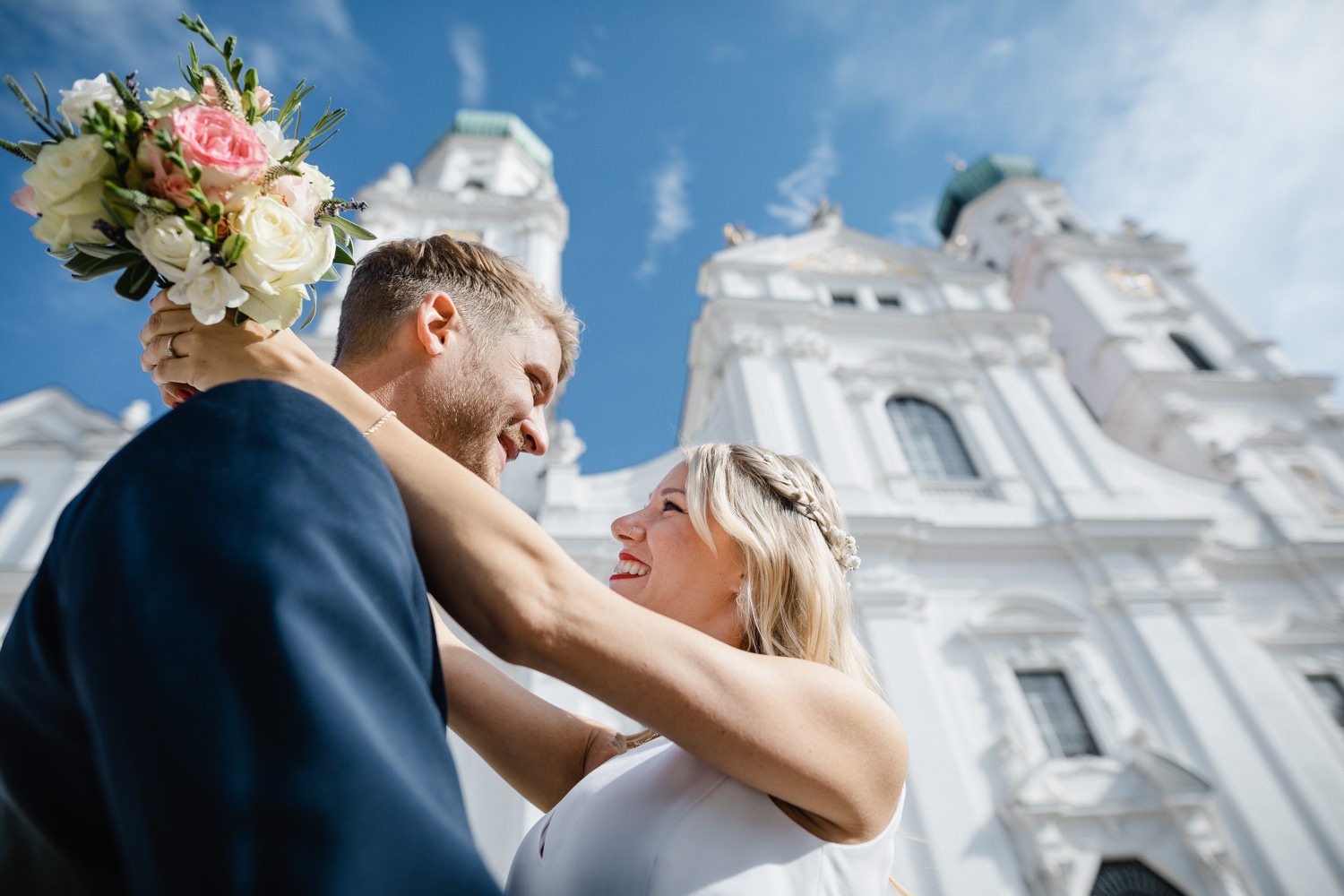 standesamtliche Hochzeit in Passau, Paarshooting, Paar steht vorm Passauer Dom und lächelt sich an
