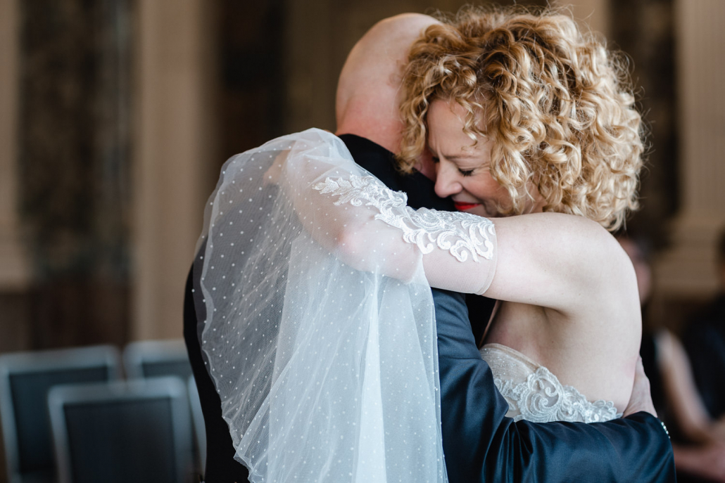 standesamtliche Hochzeit im Schloß Benrath, Düsseldorf, Braut und Bräutigam tanzen