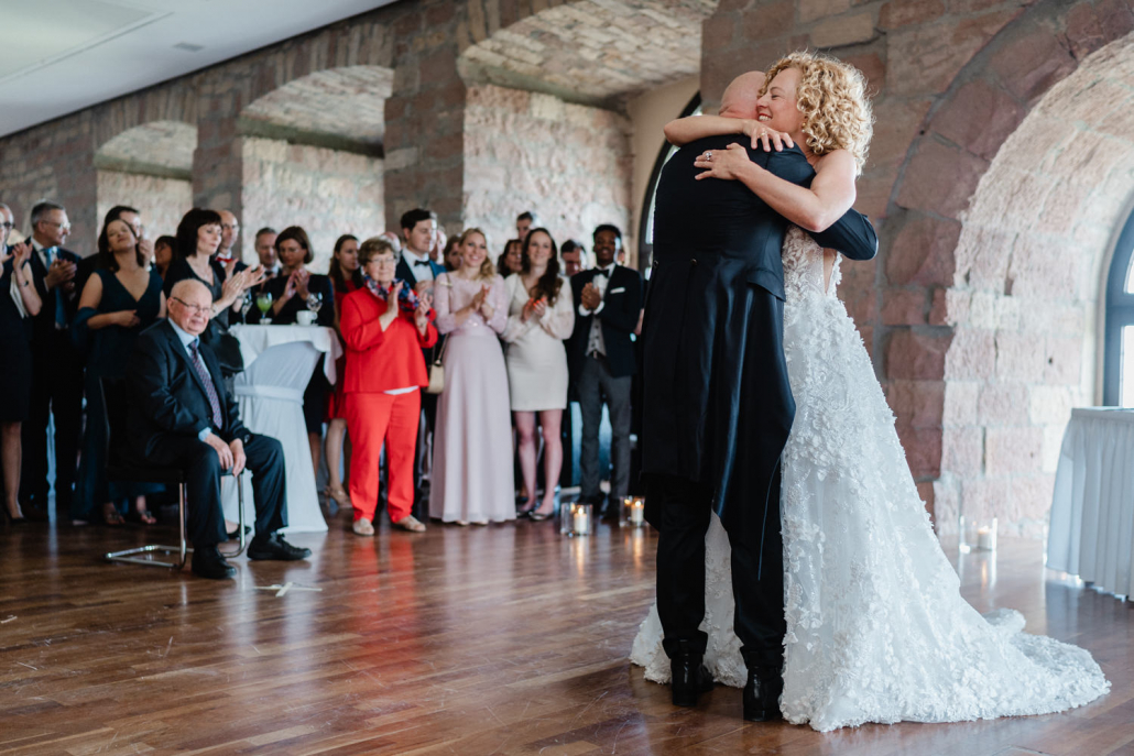 Hochzeit im Hambacher Schloß, Neustadt an der Weinstraße, Brautpaar umarmt sich nach dem Hochzeitstanz