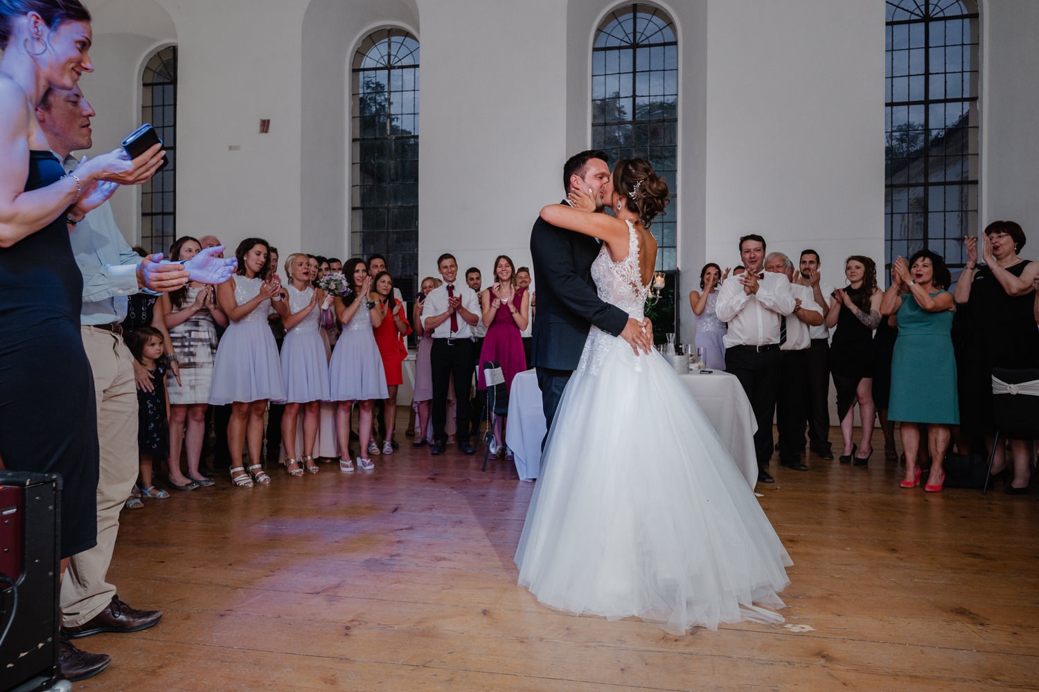 Hochzeit im Asam, Kloster Aldersbach, das Braitpaar küsst sich nach dem Hochzeitstanz