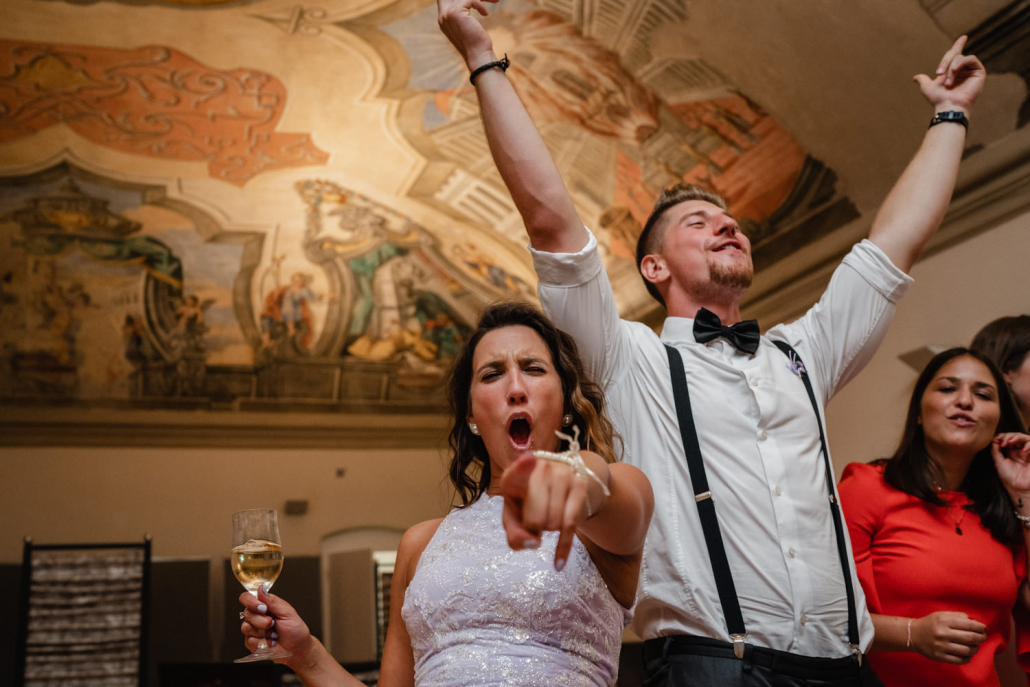 Hochzeit im Asam, Kloster Aldersbach, die Gäste tanzen ausgelassen