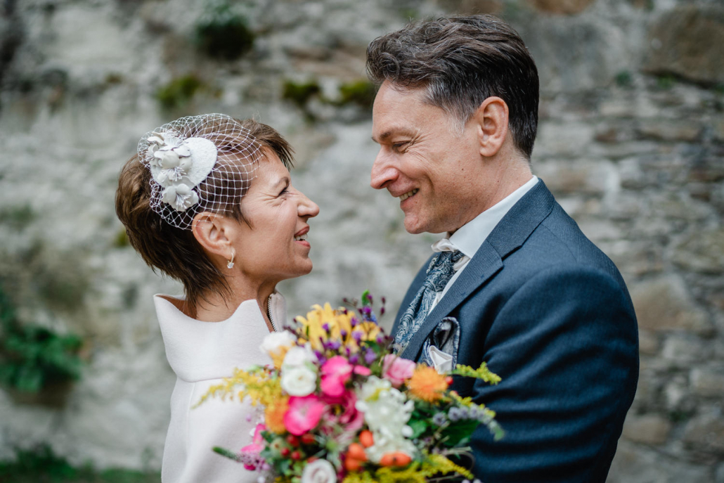 Hochzeit in der Veste Oberhaus in Passau, Paarshooting, Brautpaar schaut sich verliebt an