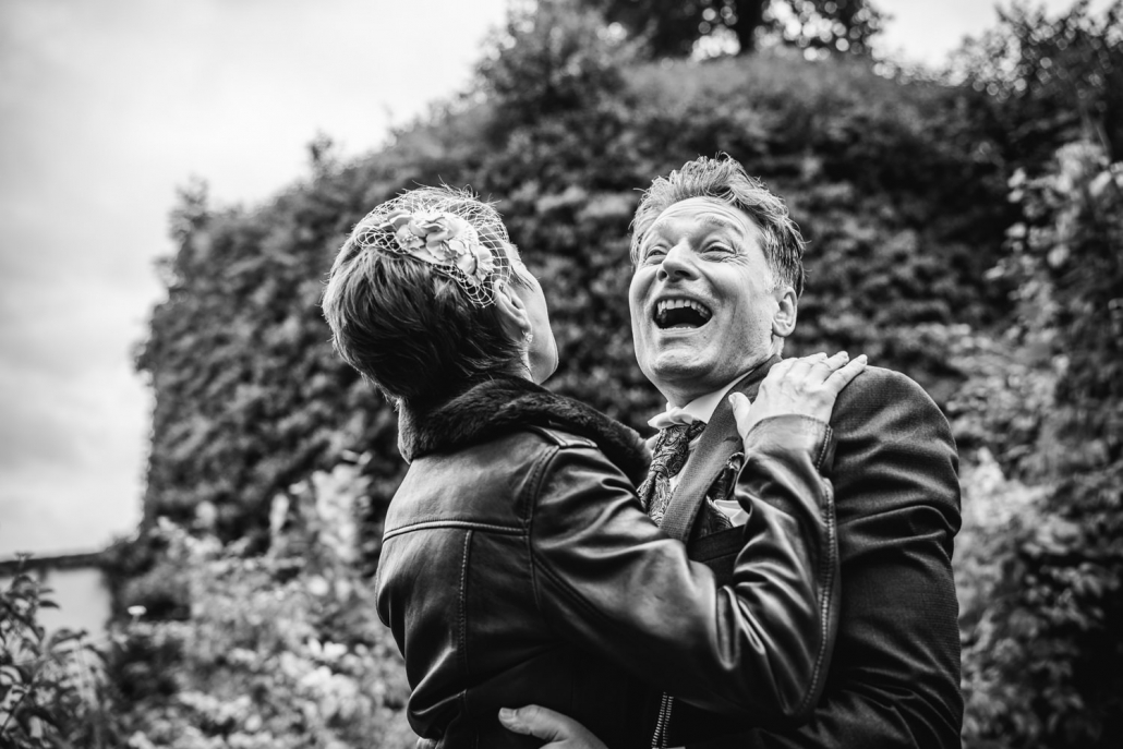 Hochzeit in der Veste Oberhaus, Paarshooting, Brautpaar lacht von ganzem Herzen
