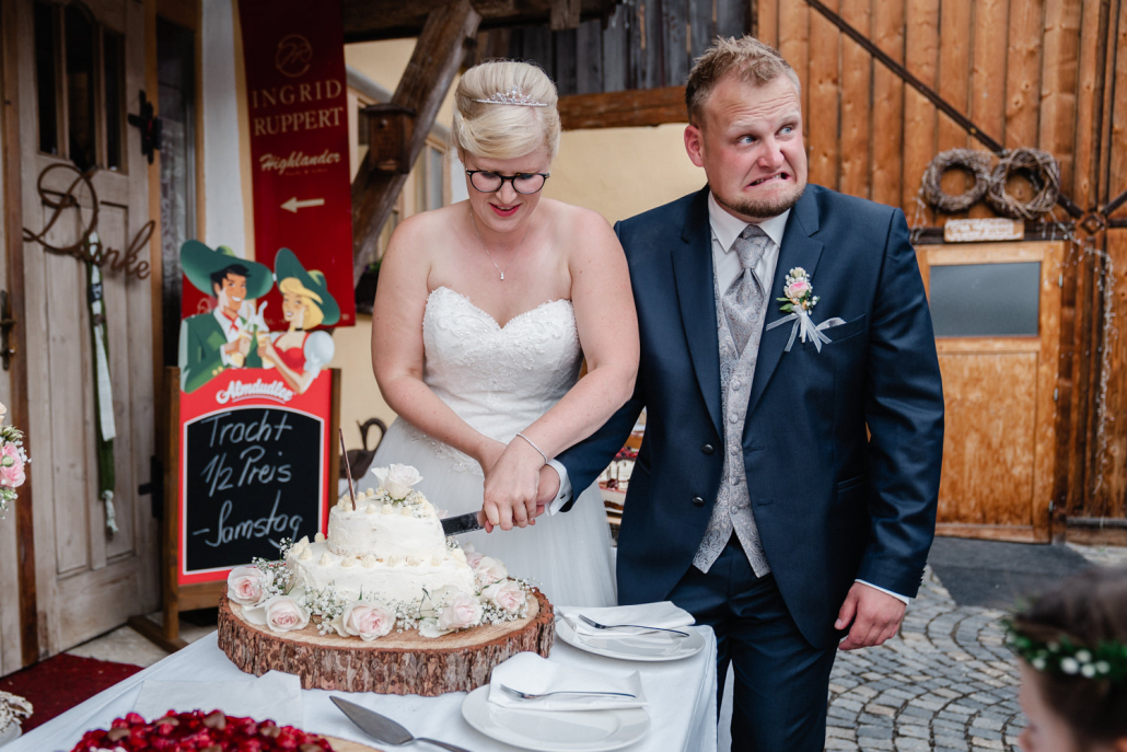 Hochzeit im Rupperts Bonvivant Windorf, Brautpaar schneidet die Torte an