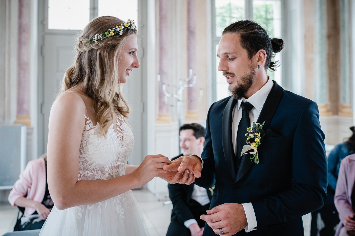 Hochzeit in Fürstenzell, Braut steckt Bräutigam den Ring an