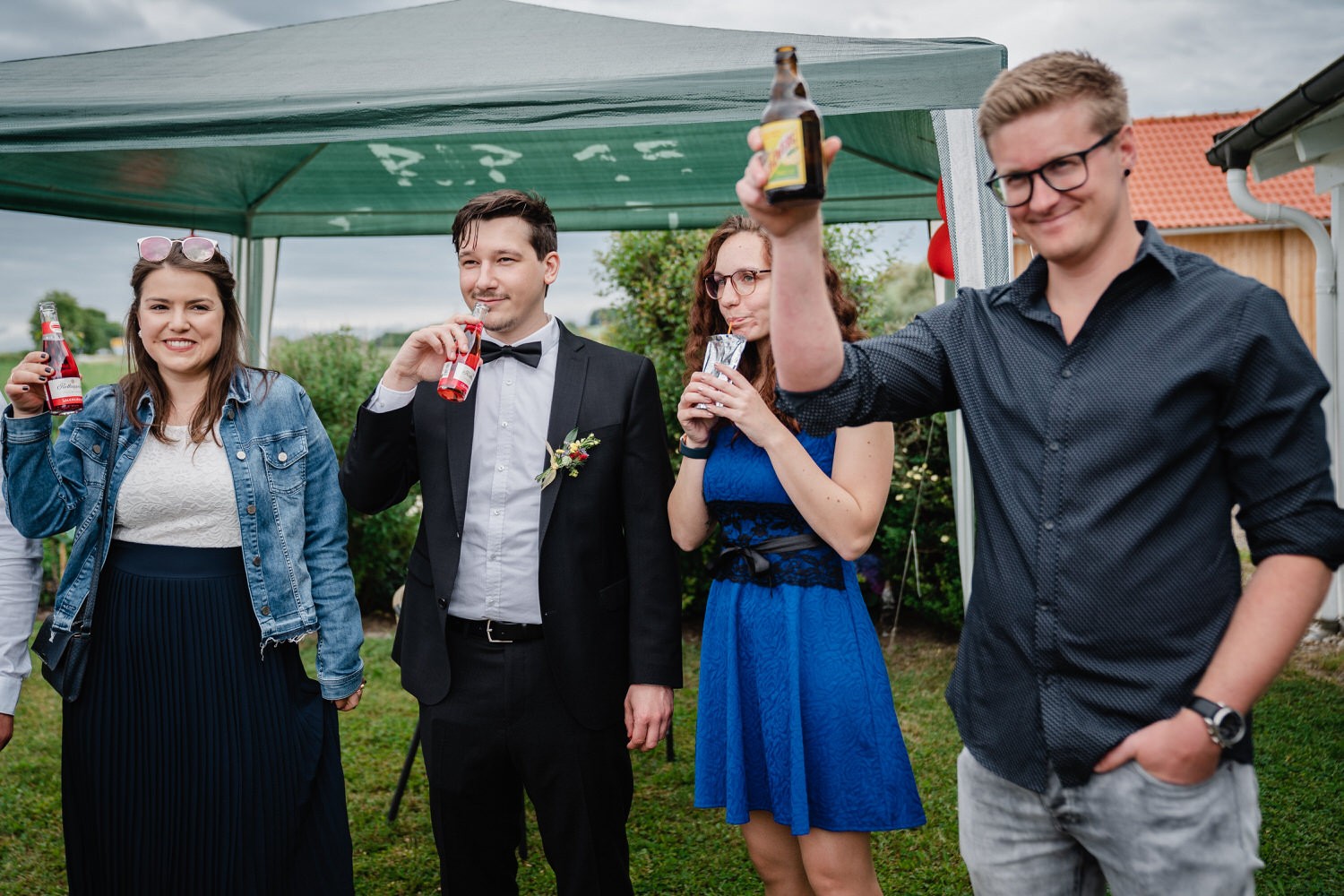 Trauung in Fürstenzell, Gäste trinken auf das Brautpaar