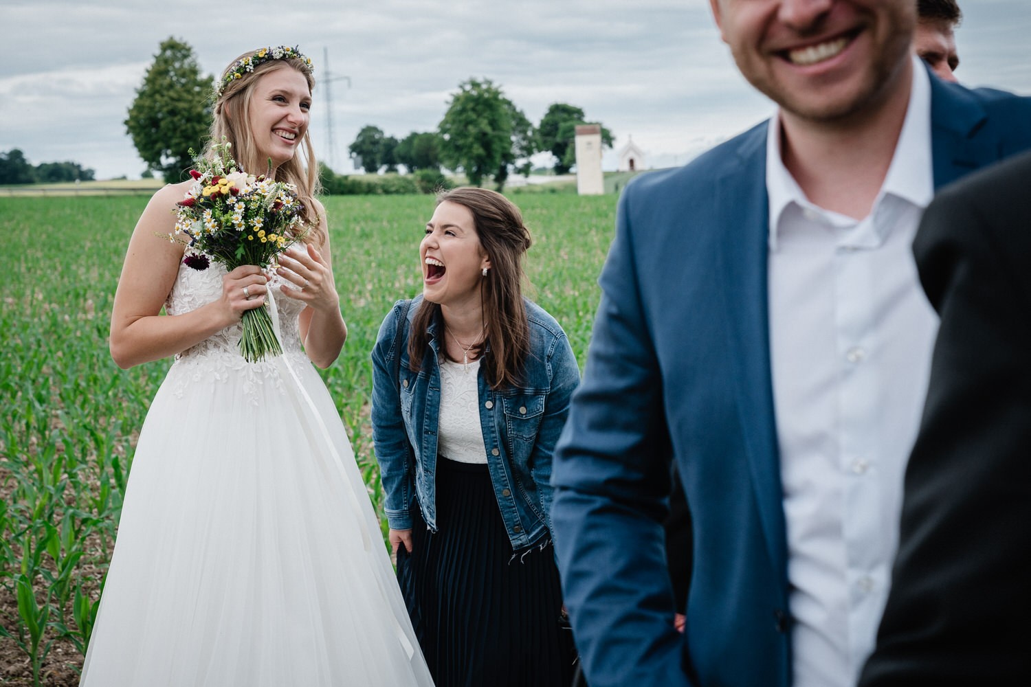 standesamtliche Trauung in Fürstenzell, Braut und weiblicher Gast lachen