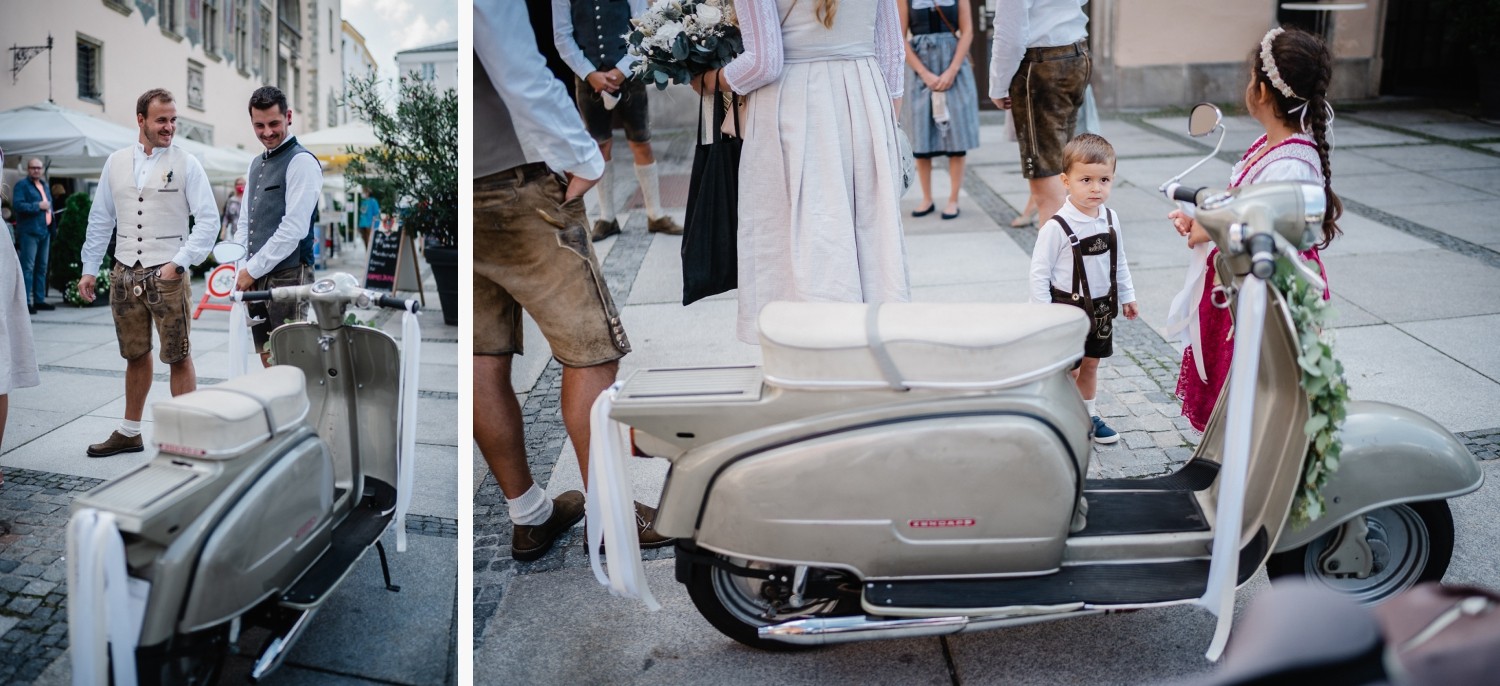 Hochzeit im Standesamt Passau, der alte Zündapp R50-Roller ist ein Hingucker