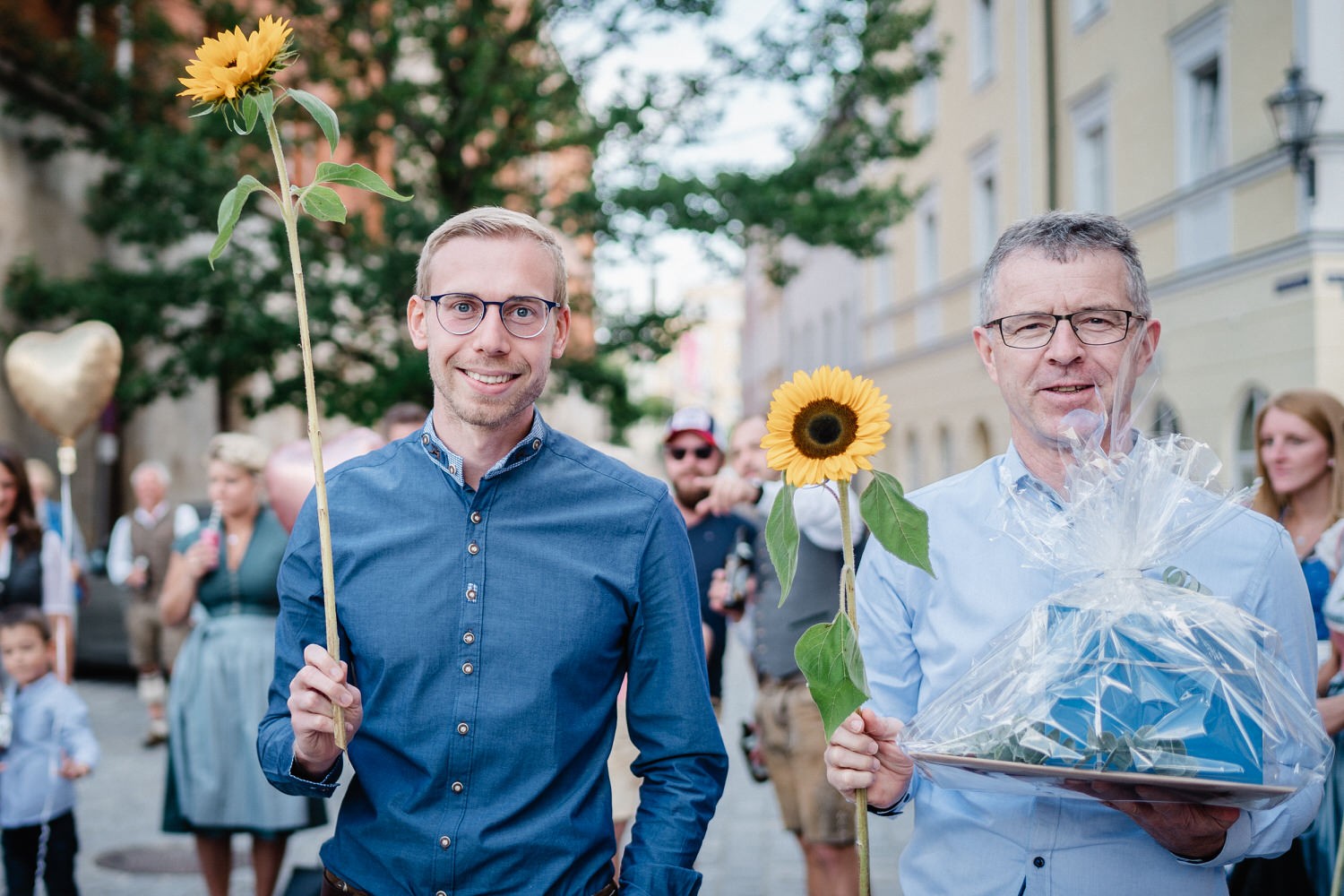 Hochzeit im Standesamt Passau, Zwei Gäste mit Sonnenblumen