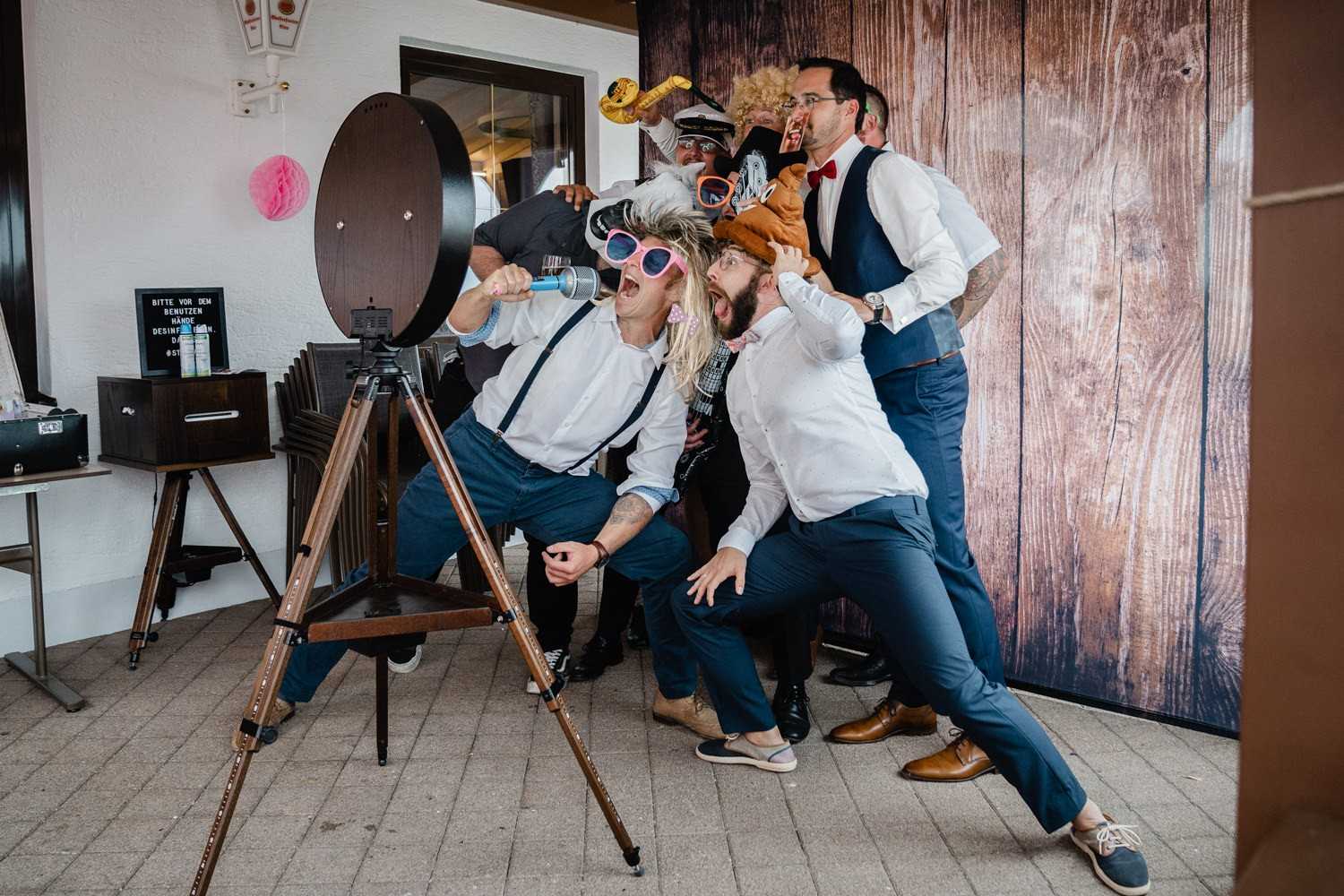 Hochzeitsfeier beim Straubinger Wirt in Beutelsbach, die Gäste haben Spass mit der Fotobox