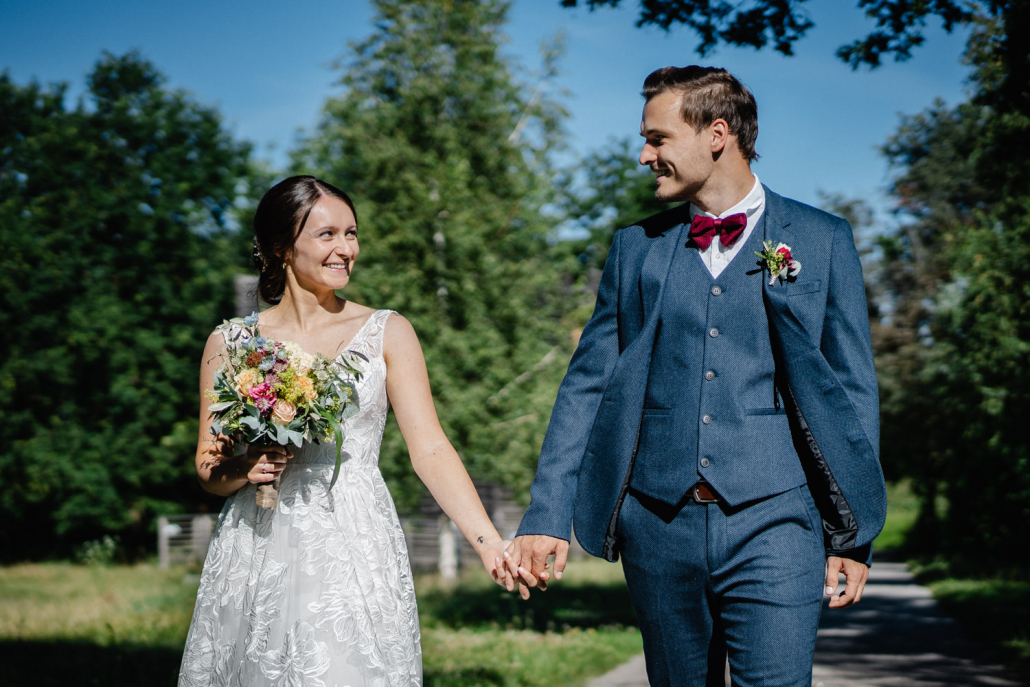 standesamtliche Hochzeit Deggendorf, Haus der Stille, Paarshooting, Paar läuft und schaut sich an