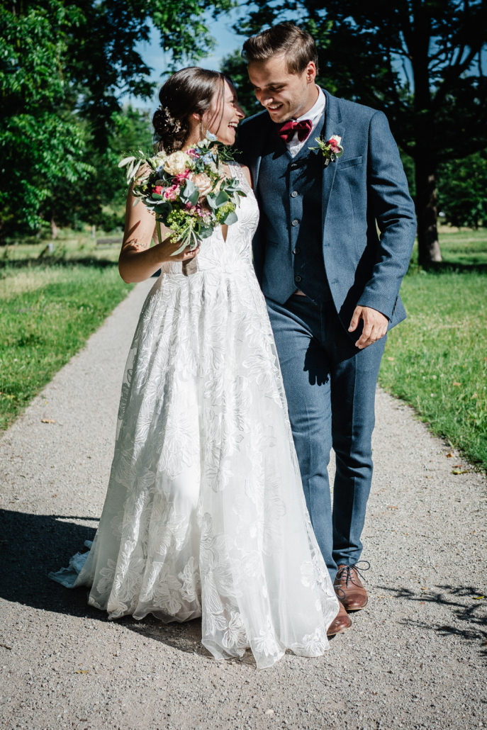 standesamtliche Hochzeit Deggendorf, Haus der Stille, Paarshooting, Paar läuft und lacht