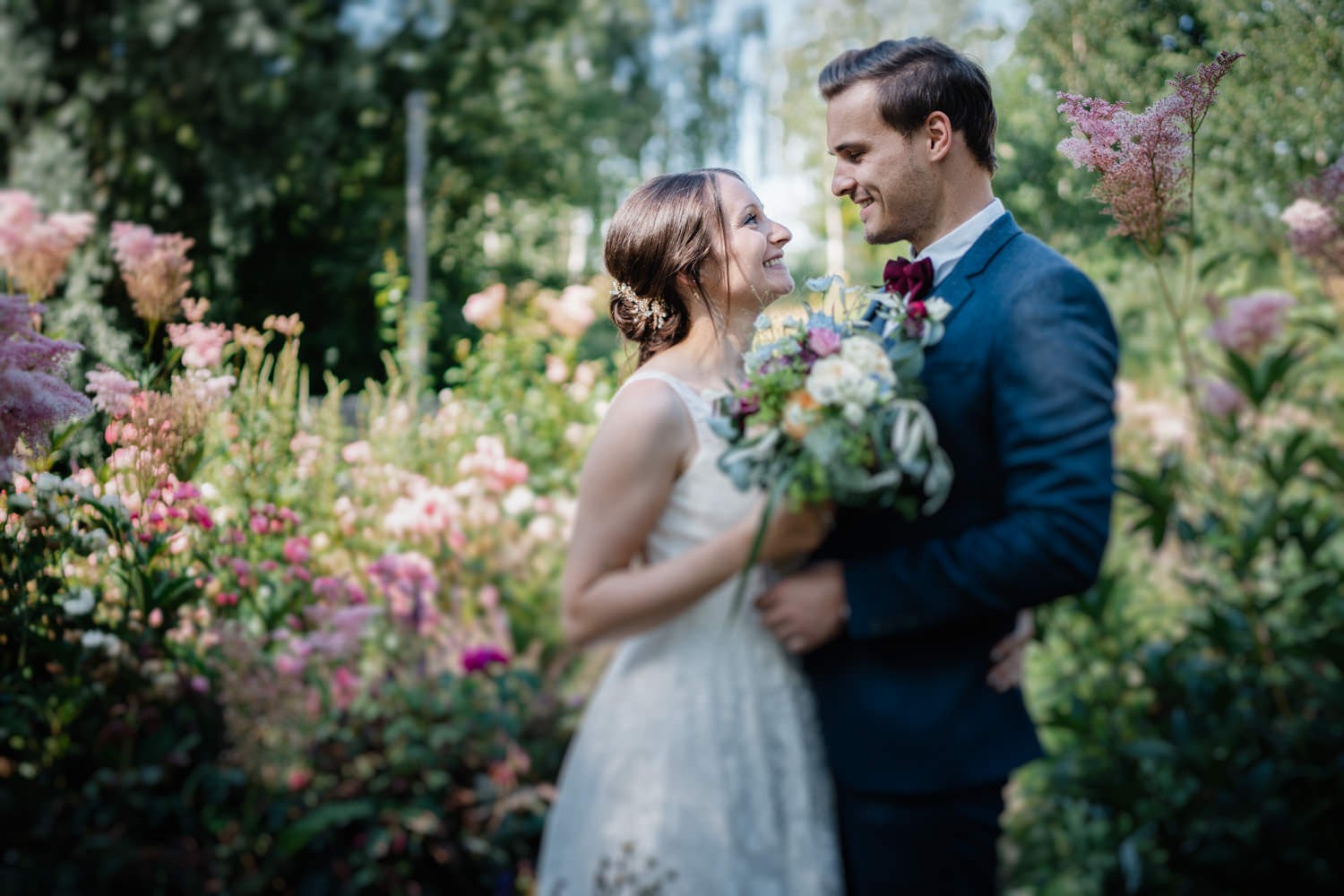 standesamtliche Hochzeit Deggendorf, Haus der Stille, Paarshooting, Paar schaut sich an