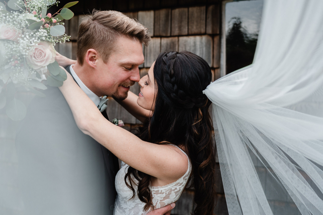 Hochzeit Gutsalm Harlachberg, Paarshooting, das Paar kuz vorm Kuss