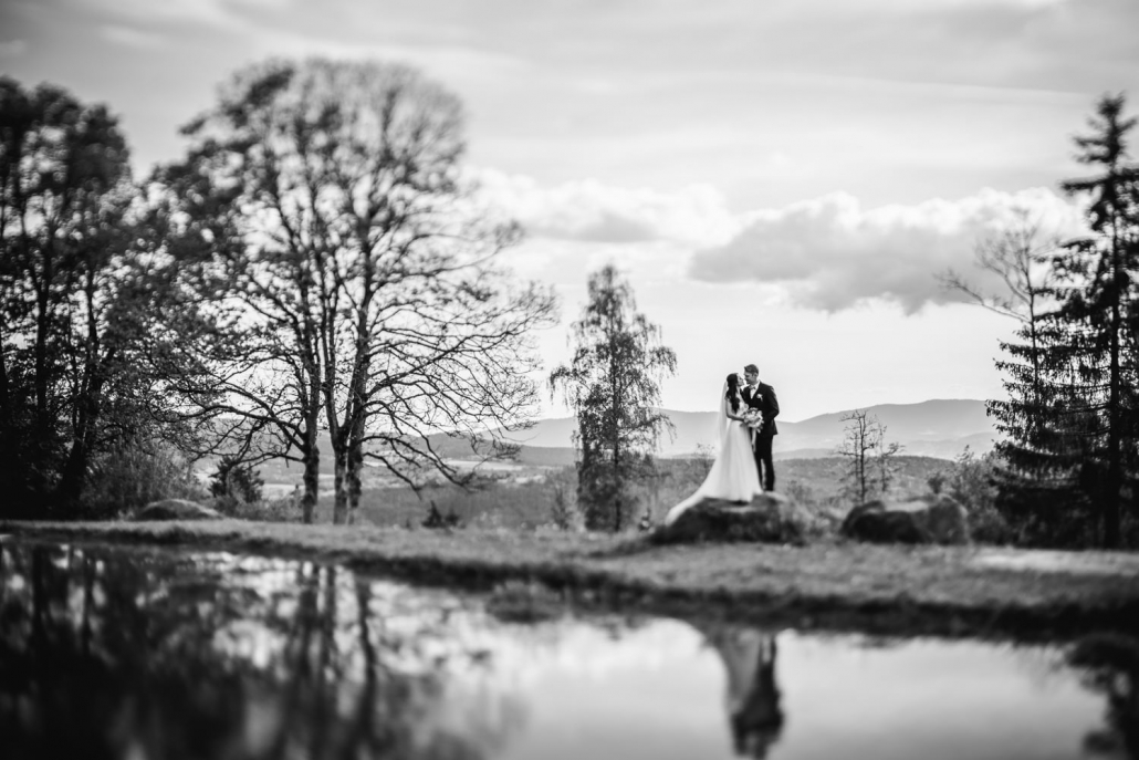 Hochzeit Gutsalm Harlachberg, Paarshooting, Paar steht vor beeindruckendem Panorama im Bayerischen Wald