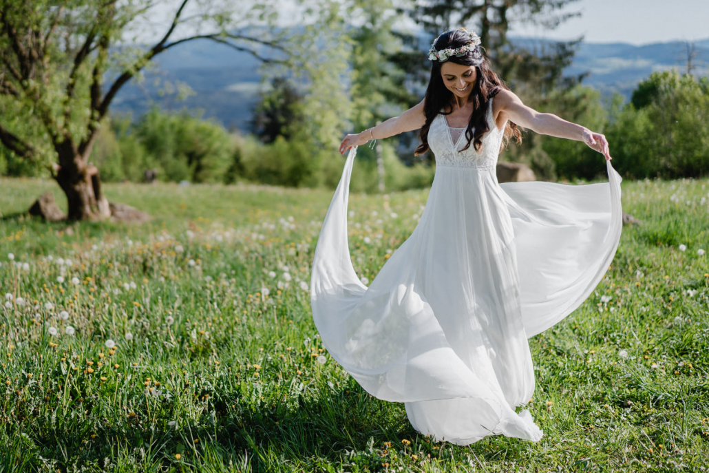 Hochzeit Gutsalm Harlachberg, Paarshooting, die Braut tanzt auf der Wiese
