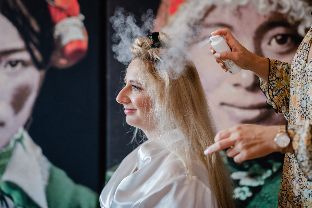 Hochzeit in der Pfalz, Getting ready, Braut wird frisiert