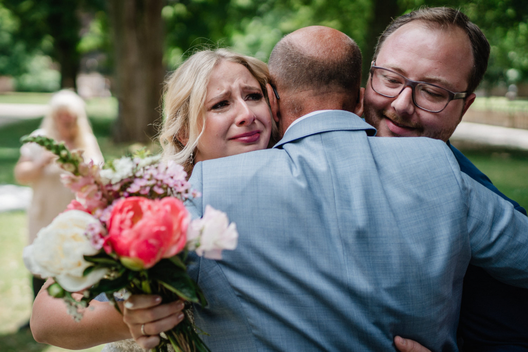 Hochzeit in Heidelberg, Schloß Heidelberg, Vater umarmt das Brautpaar