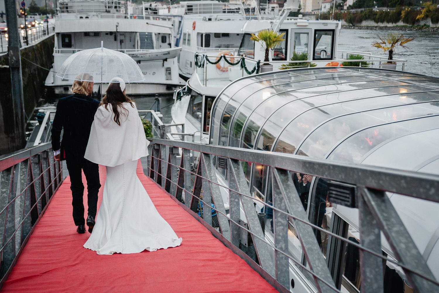 Hochzeit auf dem Cabrioshiff MS Sunliner, Passau, das Brautpaar kommt zum Schiff