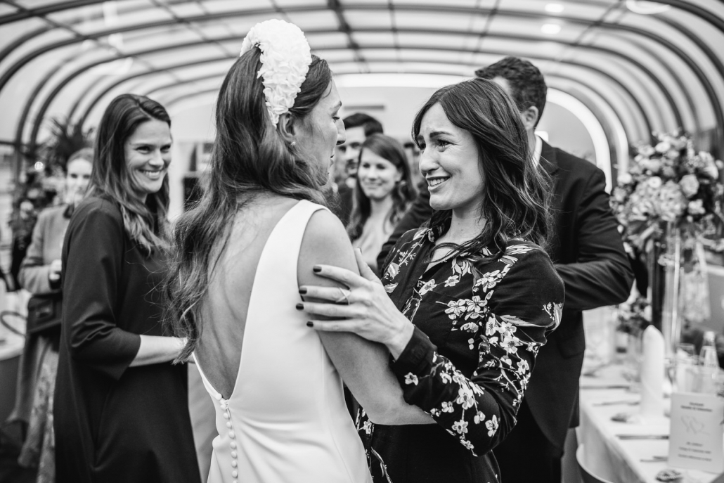 Hochzeit auf dem Cabrioshiff MS Sunliner, Passau, emotionale Gratulation der Gäste