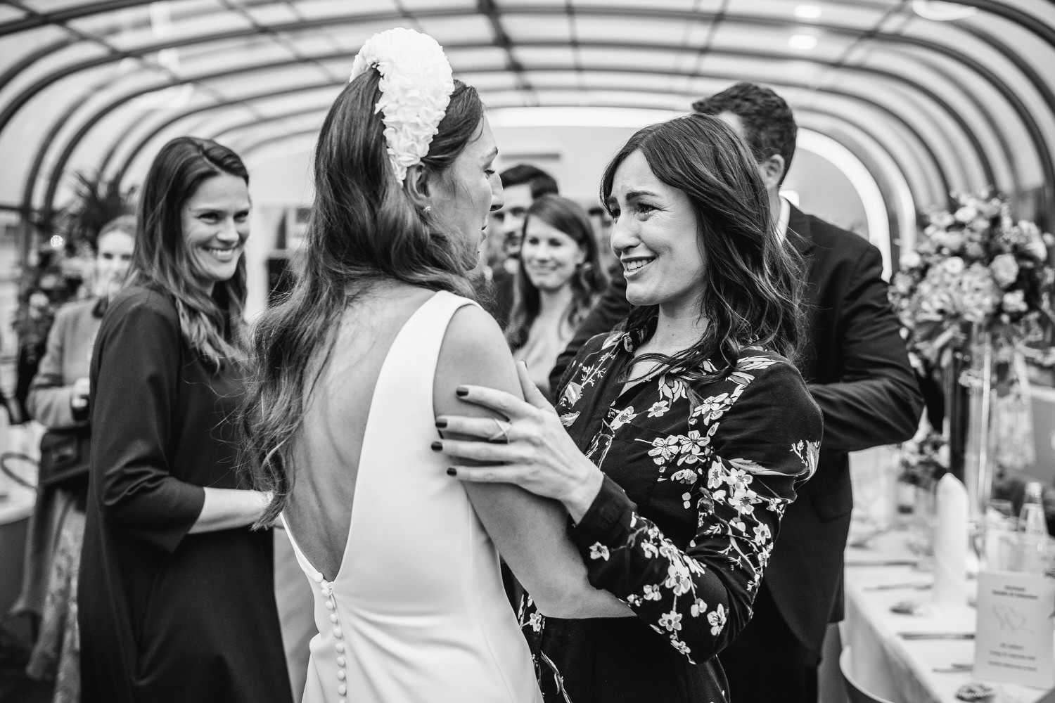 Hochzeit auf dem Cabrioshiff MS Sunliner, Passau, emotionale Gratulation der Gäste