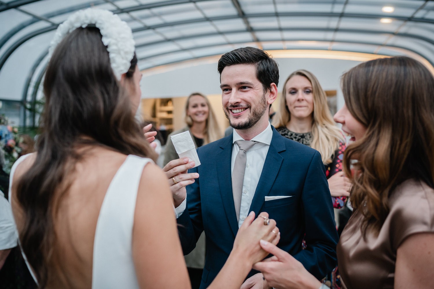 Hochzeit auf dem Cabrioshiff MS Sunliner, Passau, Gast reicht der Braut ein Taschentuch