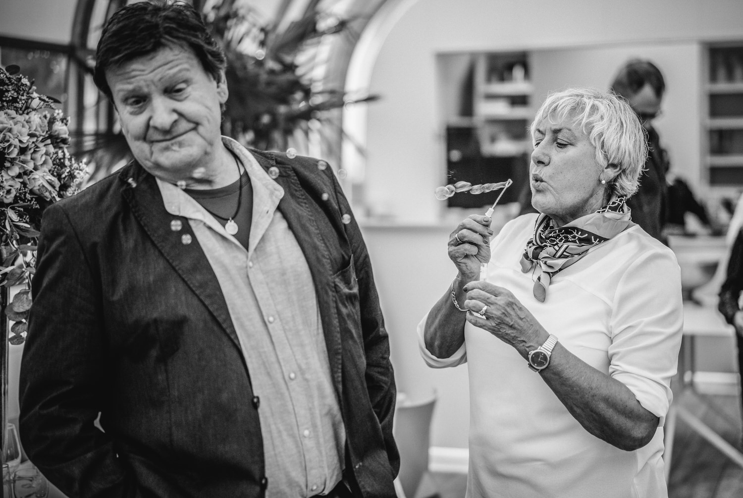 Hochzeit auf dem Cabrioshiff MS Sunliner, Passau, Frau bläst Seifenblasen in Richtung ihres Mannes