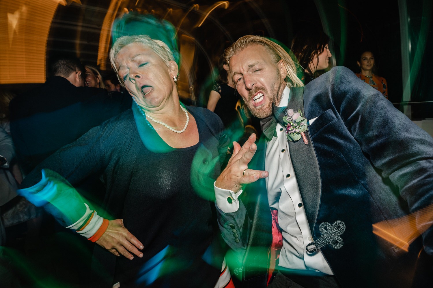 Hochzeit auf dem Cabrioshiff MS Sunliner, Passau, Bräutigam tanzt wild mit Gast