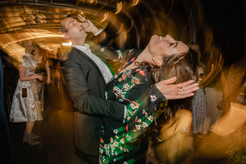 Hochzeit auf dem Sunliner-Schiff, Passau, 2 Gäste tanzen wild bei der Party