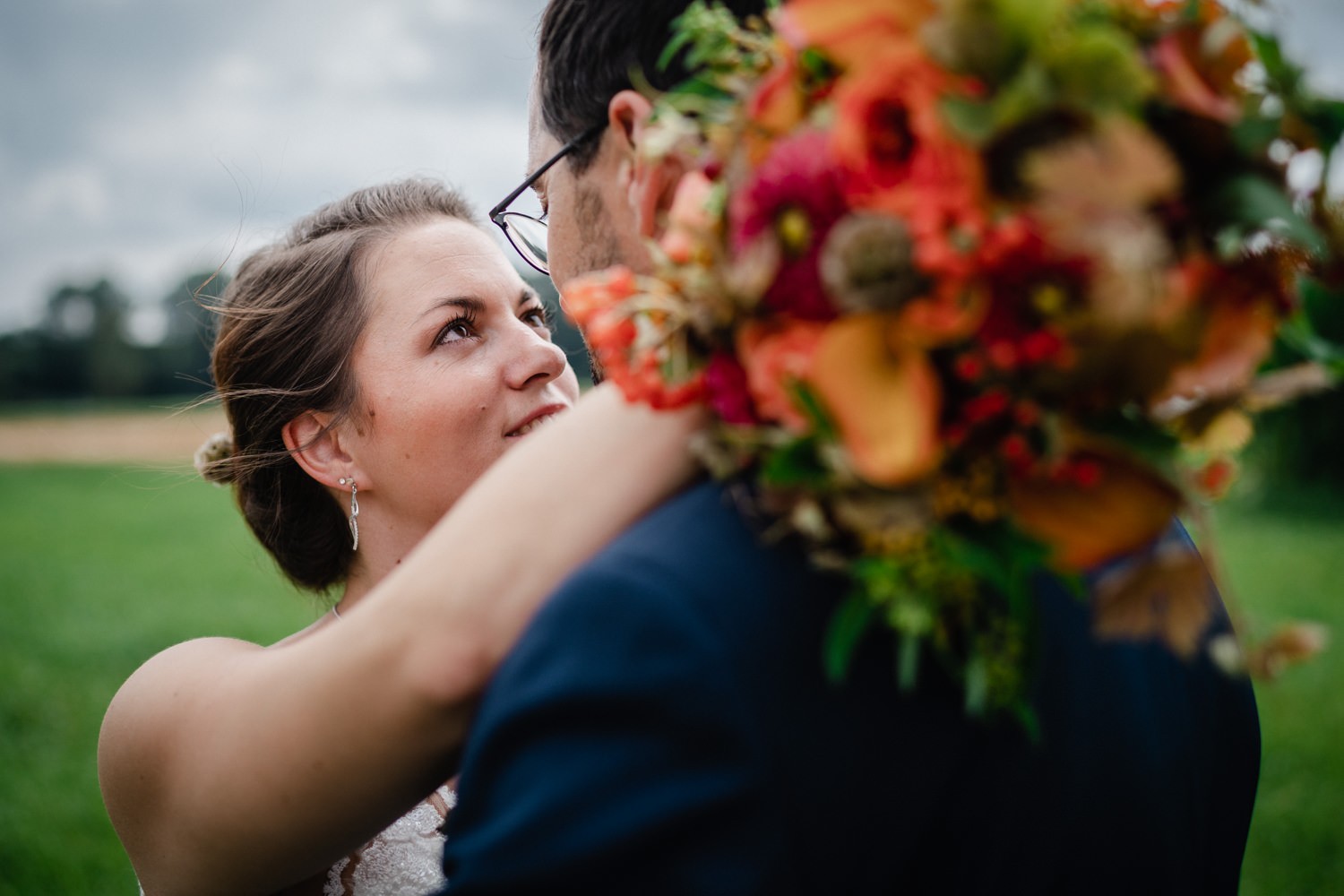 Hochzeit in Rotthalmünster, Paarshooting, Braut blickt dem Bräutigam in die Augen