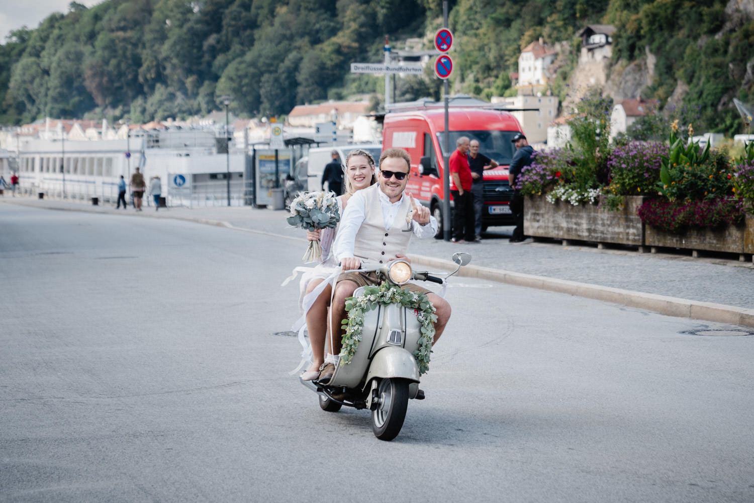 Hochzeit im Standesamt Passau, Brautpaar kommt mit dem Roller zur Trauung