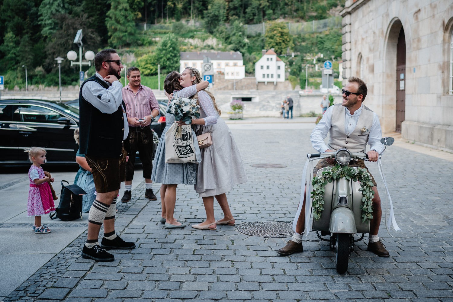 Hochzeit im Standesamt Passau, Brautpaar wird von den ersten Gästen empfangen