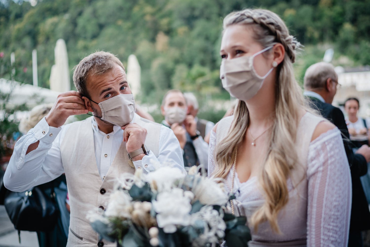 Hochzeit im Standesamt Passau, Brautpaar setzt sich die Maske auf