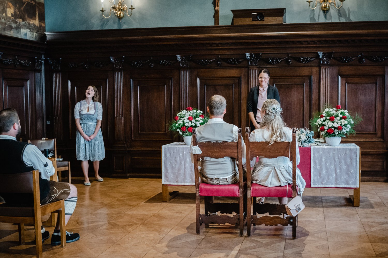 Hochzeit im Standesamt Passau, kleiner Rathaussaal, Brautpaar mit Sänergin und Standesbeamtin