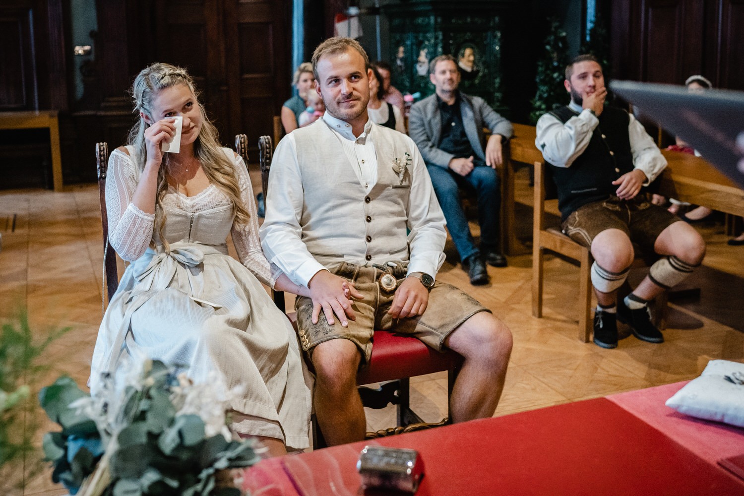 Hochzeit im Standesamt Passau, kleiner Rathaussaal, die Braut ist vom Gesang ergriffen