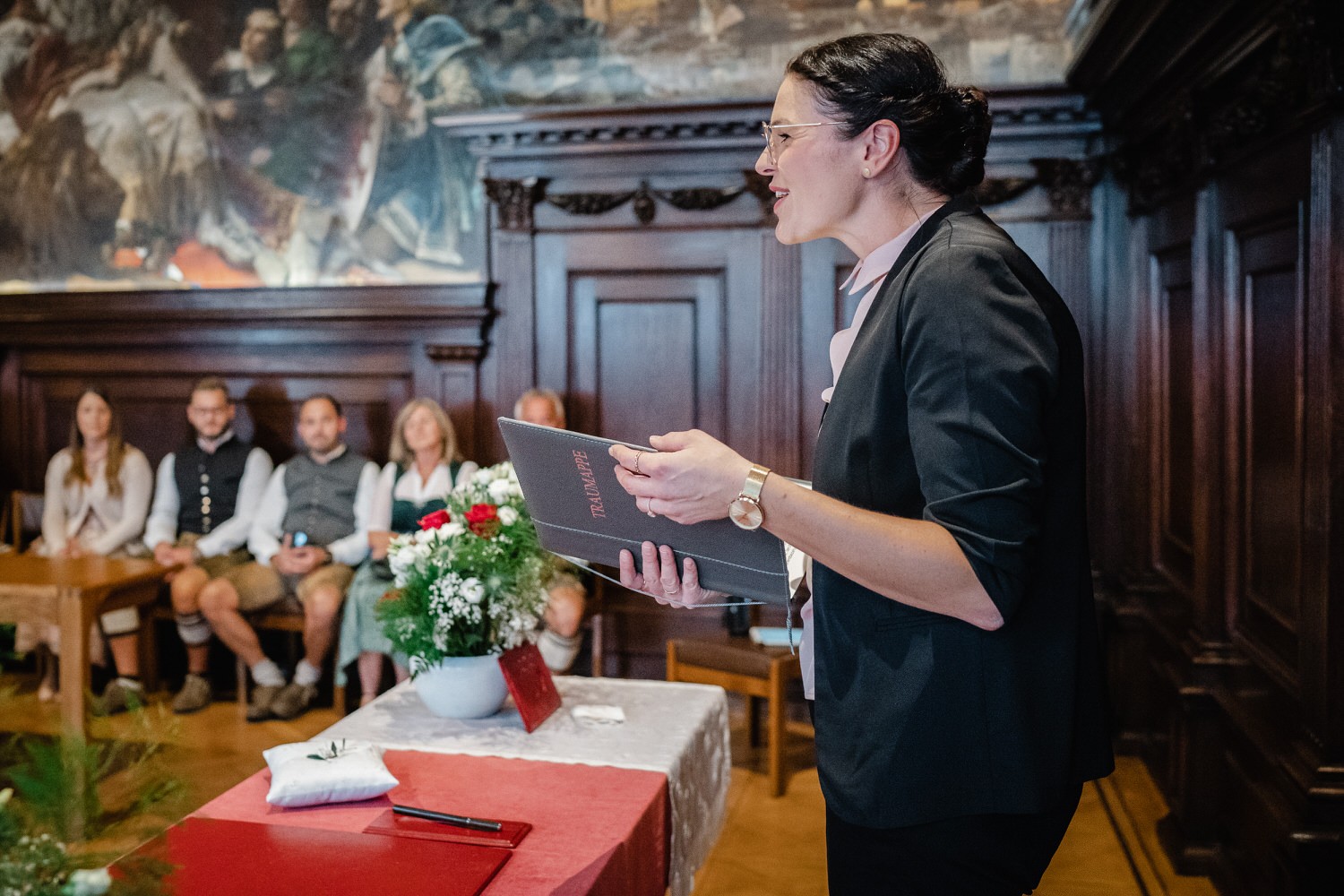 Hochzeit im Standesamt Passau, kleiner Rathaussaal, die Standesbeamtin spricht