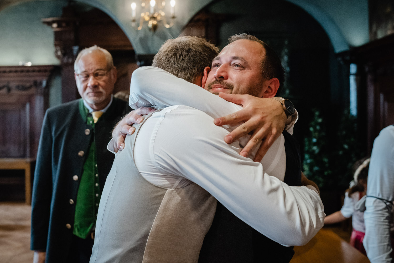 Hochzeit im Standesamt Passau, kleiner Rathaussaal, ein Gast gratuliert dem Bräutigam