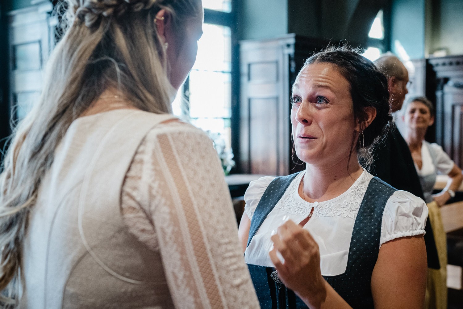 Hochzeit im Standesamt Passau, kleiner Rathaussaal, Tränen der Rührung fliessen bei der Gratulation