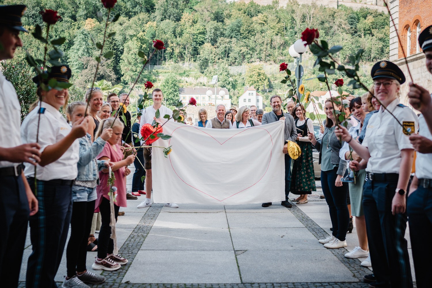 Hochzeit im Standesamt Passau, Freunde und Kollegen warten vor dem Standesamt auf das Brautpaar