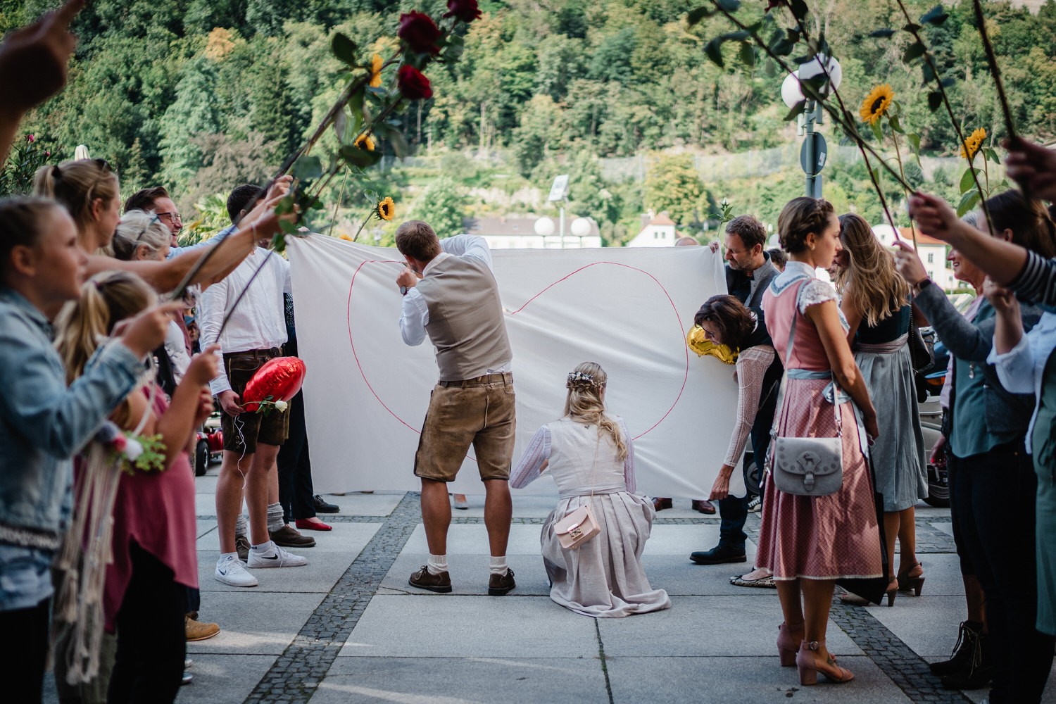 Hochzeit in Passau, Paar schneidet ein Herz aus einem Bettlaken