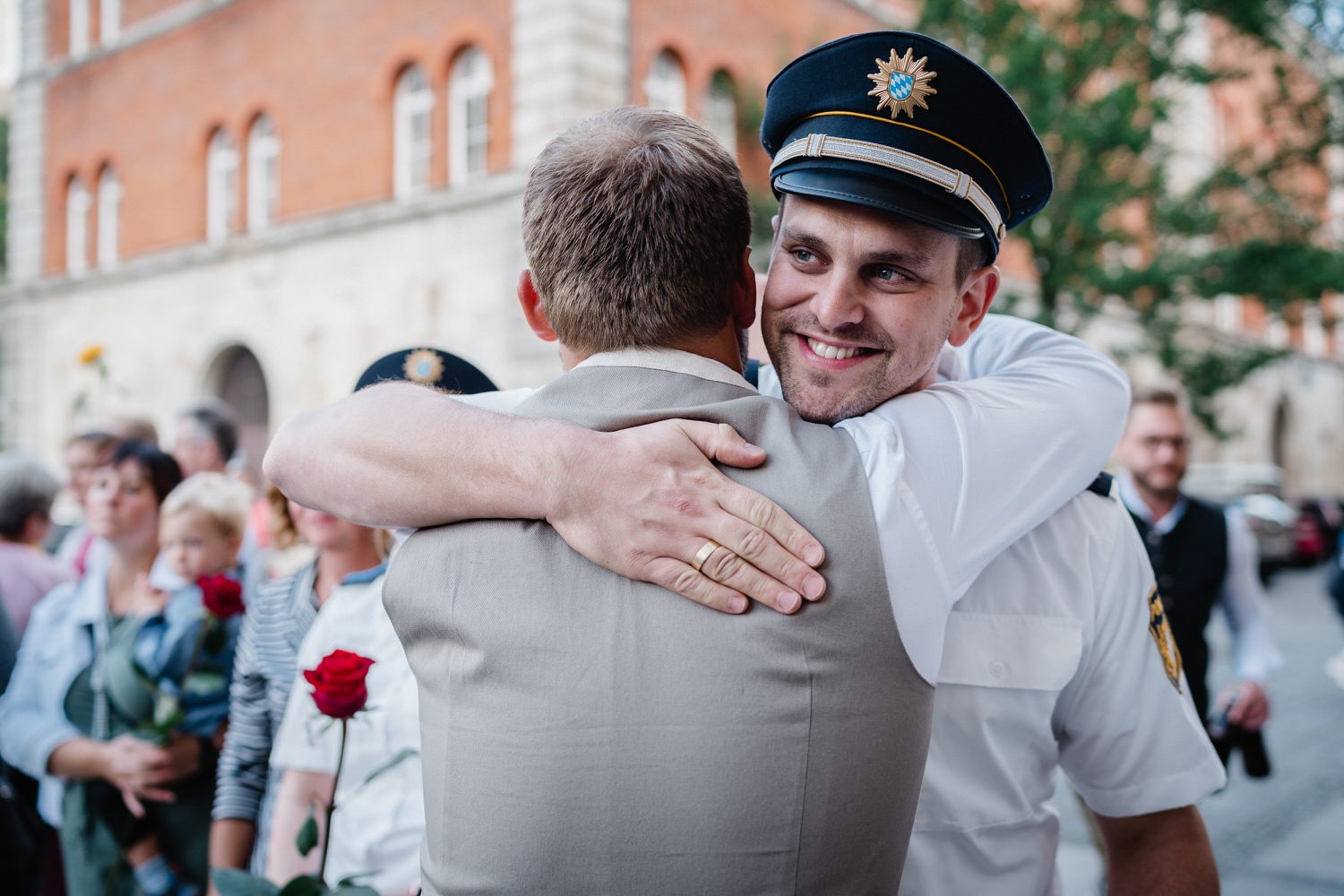 Hochzeit im Standesamt Passau, Gast umarmt Bräutigam