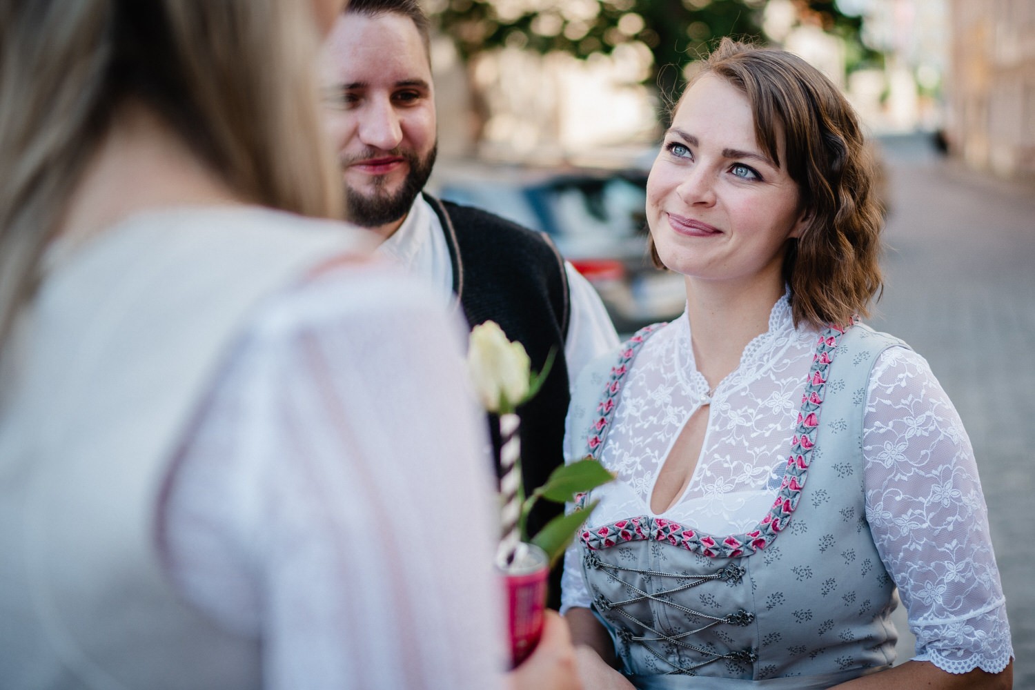 Hochzeit im Standesamt Passau, Gast schaut zur Braut