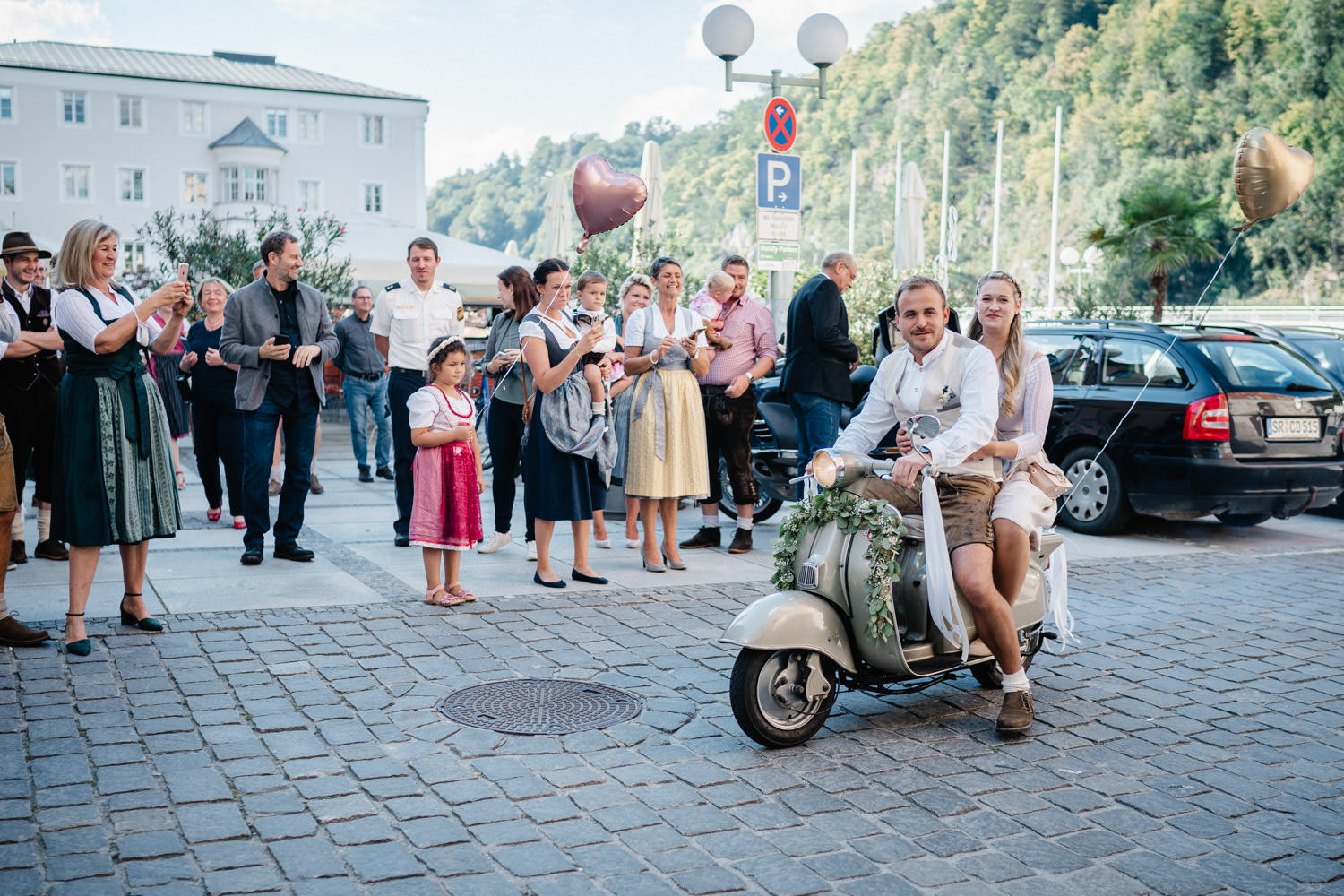 Hochzeit im Standesamt Passau, Brautpaar fährt mit dem Roller los