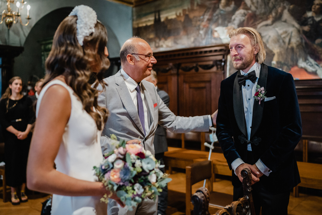 Hochzeit im Standesamt Passau, der brautvater übergibt seine Tochter dem Bräutigam
