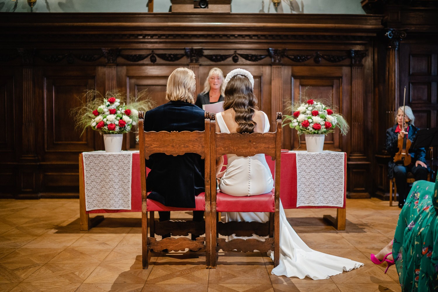 Hochzeit im Standesamt Passau, Brautpaar schaut zur Standesbeamtin