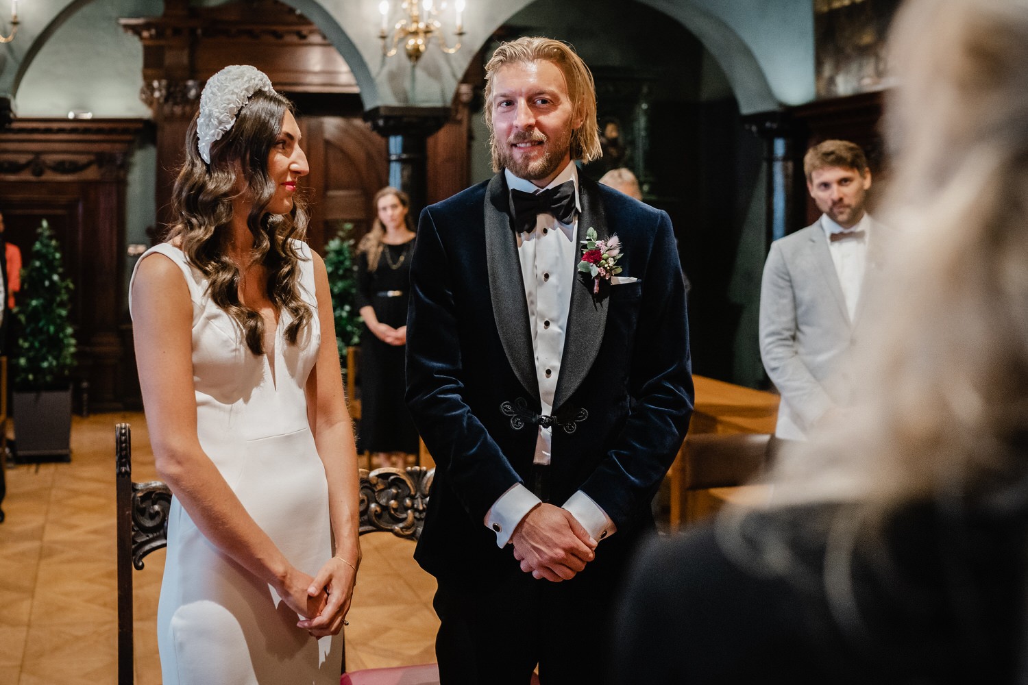Hochzeit im kleinen Rathaussaal Passau, Brautpaar beim Ja-Wort