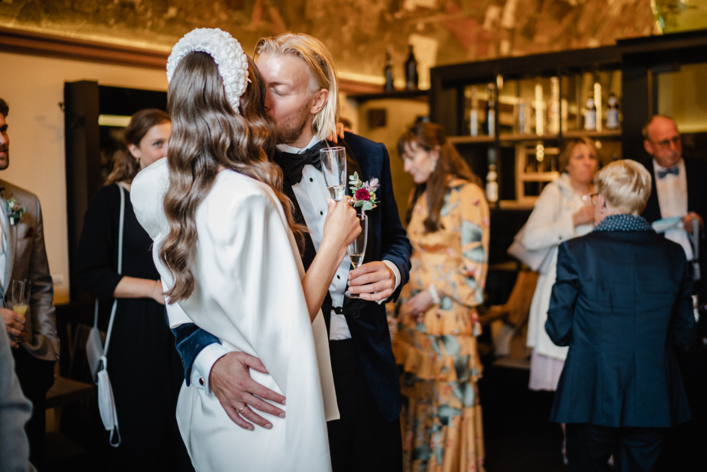 standesamtliche Hochzeit im Löwenbrauhaus Passau, das Brautpaar küsst sich