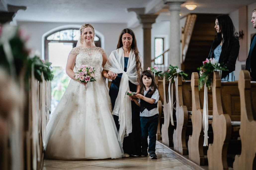 kirchliche Hochzeit in Thurmansbang, Trauung, Braut wird von ihrer Schwester in die Kirche geleitet