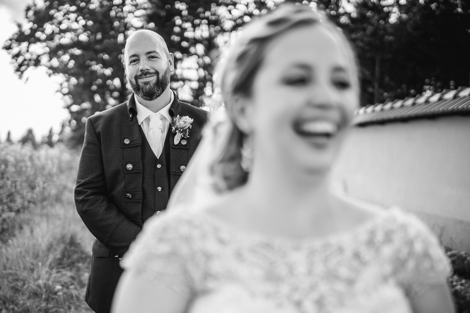 Hochzeit im Waldschlössl Passau, Paarshooting, Braut lacht im Vordergrund